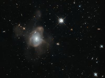 efv هابل حرکت جالب یک کهکشان را (رقص کهکشانی) تصویربرداری نمود