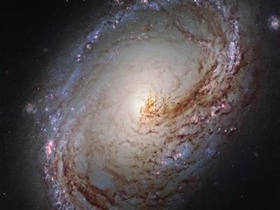 تلسکوپ هابل به درون قلب یک گرداب کهکشانی می نگرد