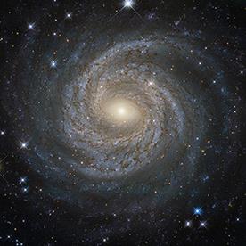 تلسکوپ هابل یک کهکشان مارپیچی را زیر نظر دارد.
