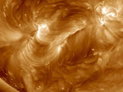 SDO ناسا از کمانهای مغناطیسی آبشاری خورشید عکس برداری نمود.