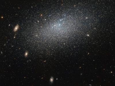 تلسکوپ هابل از یک کهکشان دورافتاده اسرار آمیز تصویر برداری نمود.