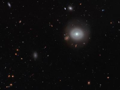 هابل یک کهکشان عدسی شکل را در میان مجموعه ای از اجرام کشف کرد
