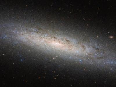 هابل نیمه¬ی پنهان و تاریک NGC24 را جستجو می¬کند.