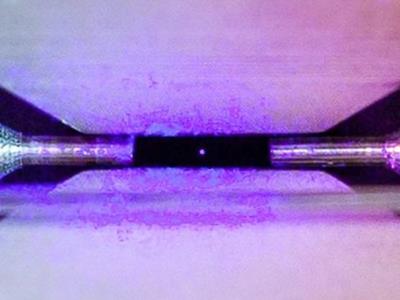 شکار تصویر اتم ؛ عکسی حیرت‌انگیزاز معلق کردن یک اتم در میدان الکتریکی!