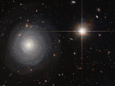 تلسکوپ هابل یک کهکشان دارای انفجار ستاره ای در منطقه ای آرام را رصد کرد.