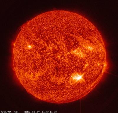 تصویر گرفته شده SDO از شراره ی خورشیدی درجۀ متوسط