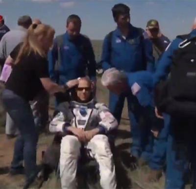 سه نفر فضانورد به سلامت در قزاقستان به زمین نشستند.