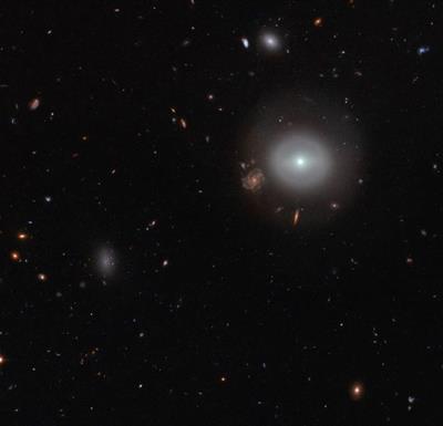 هابل یک کهکشان عدسی شکل را در میان مجموعه ای از اجرام کشف کرد