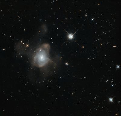 efv هابل حرکت جالب یک کهکشان را (رقص کهکشانی) تصویربرداری نمود