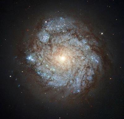 تلسکوپ هابل ساکن غیر معمولی صورت فلکی ذات الکرسی را رصد نمود