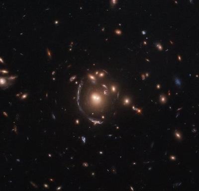 هابل یک کهکشان را از طریق لنز کیهانی رصد می کند